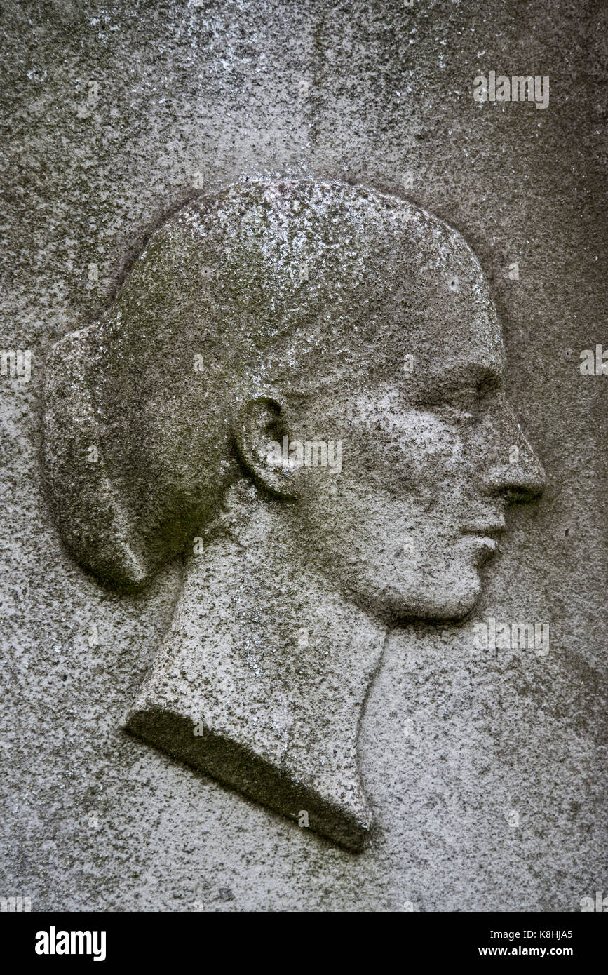 Cameo Portrait auf ein Denkmal in der Grange Friedhof Edinburgh eines viktorianischen Dame. Stockfoto