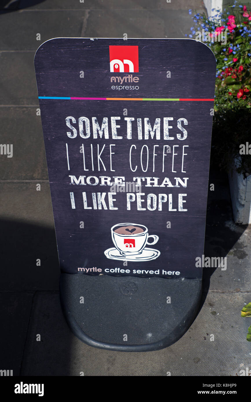 Zeichen außerhalb Cafe mit den Worten: "Manchmal muss ich wie Kaffee mor als Ich möchte Leute". Stockfoto