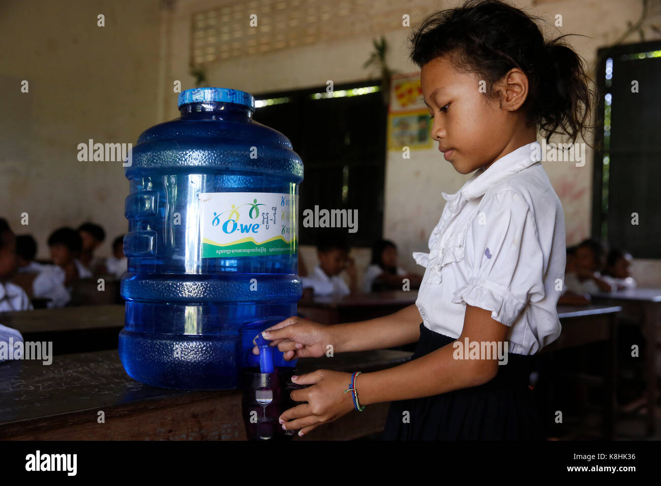 Kinder in einer Schule, in der sie Zugang zu sauberem Trinkwasser durch 1001 Brunnen haben. Kambodscha. Stockfoto