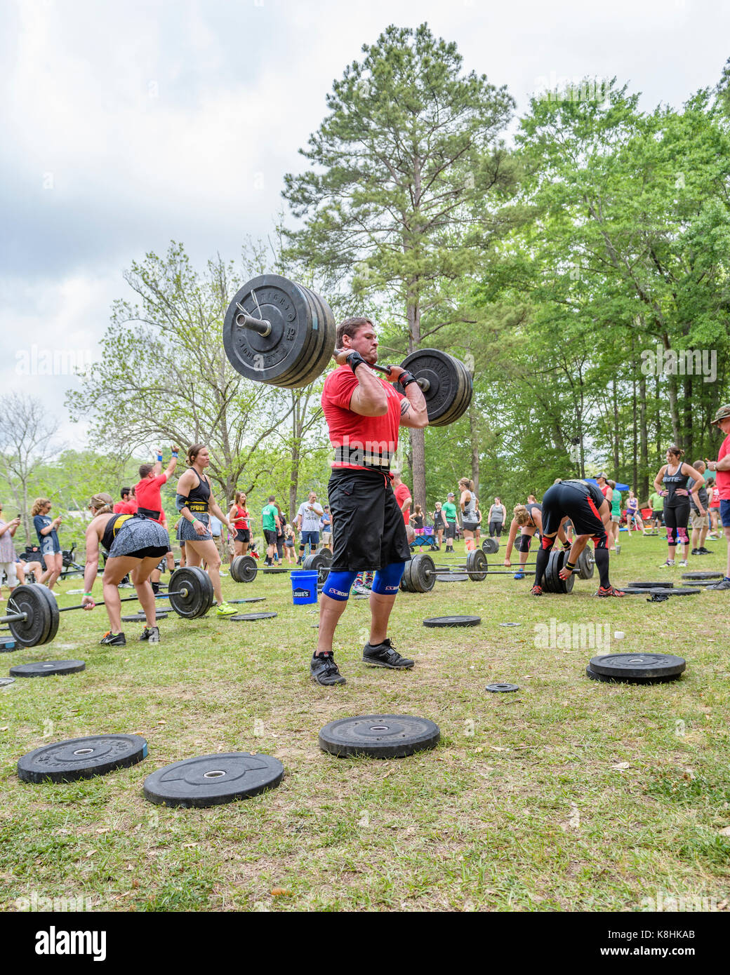 Mann, Gewichte zu heben, während der Kampf auf dem coosa Wettbewerb, mit dem Garage Games angegliedert ist und ähnlichen Veranstaltungen zu crossfit. Stockfoto