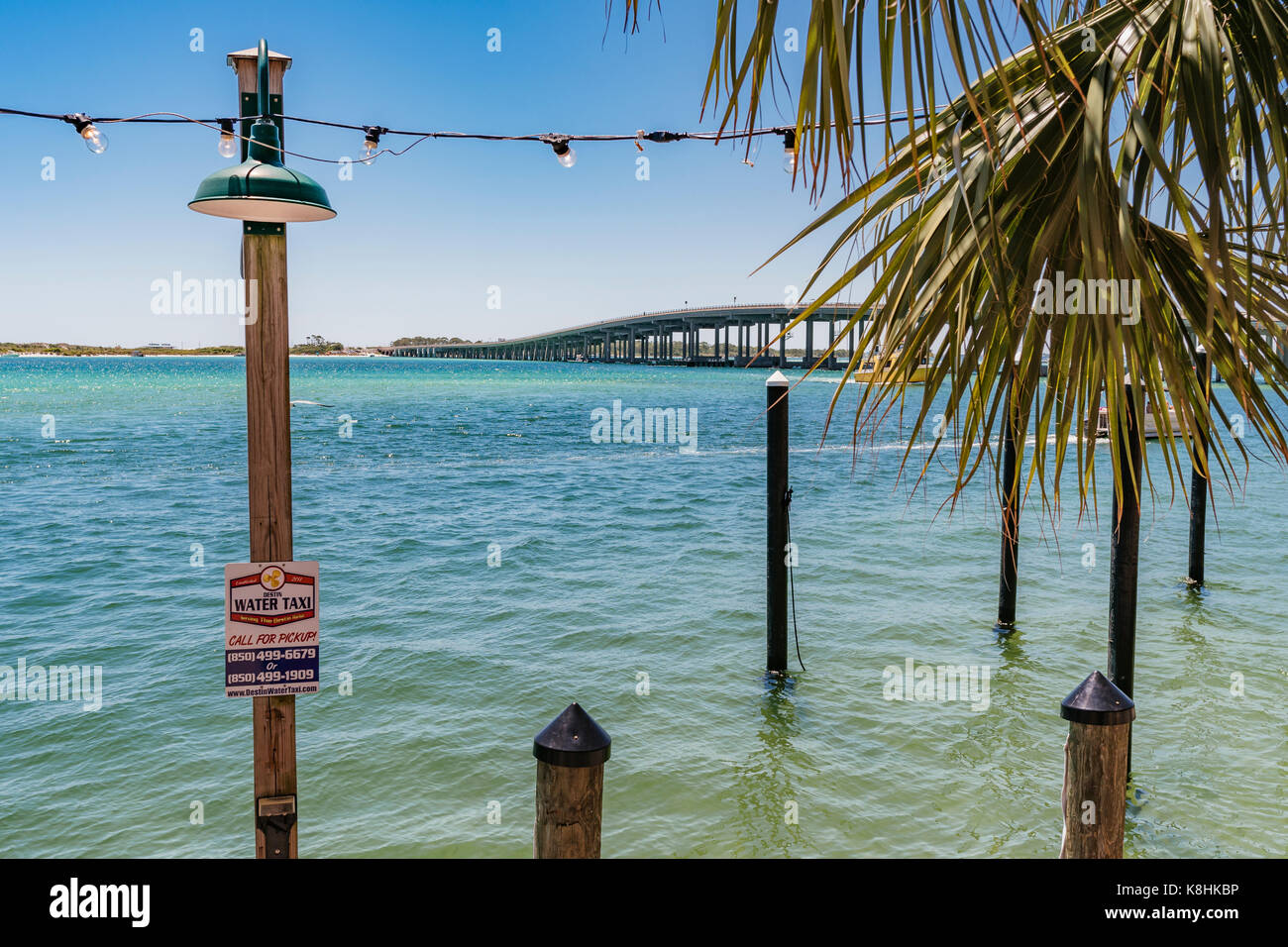 Blick von Osten passieren und die Brücke in Destin Florida von Harry's T Restaurant zeigt das Wasser Taxi festmachen an dem Harborwalk Marina. Stockfoto