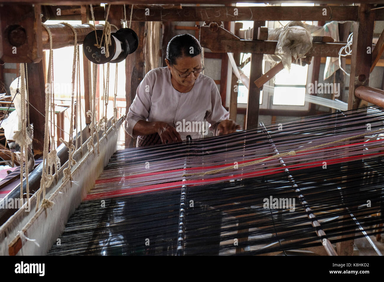 Burma, Myanmar: Weberei im Dorf Inn Paw Khone, Inle See. Frau vor einem Webstuhl Stockfoto