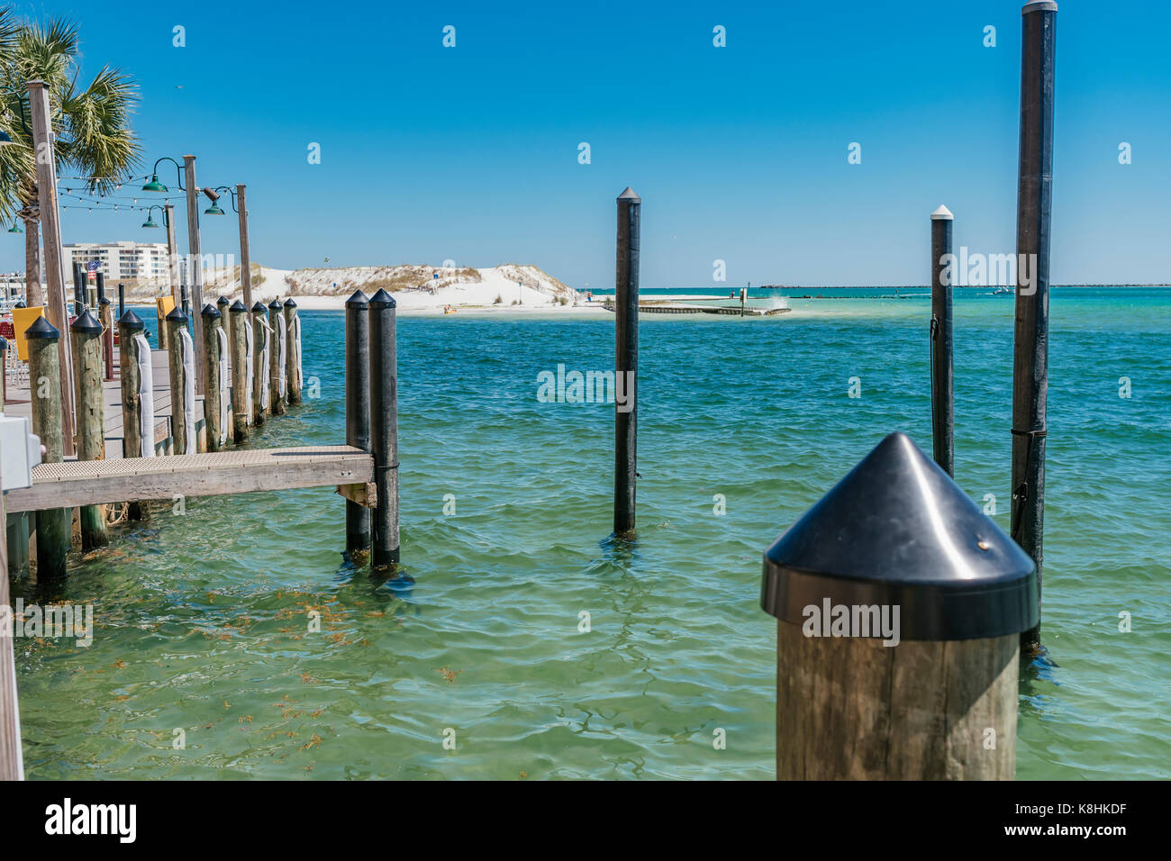 Blick von Osten in Destin Florida von Harry's t Restaurant Harborwalk Marina. Stockfoto