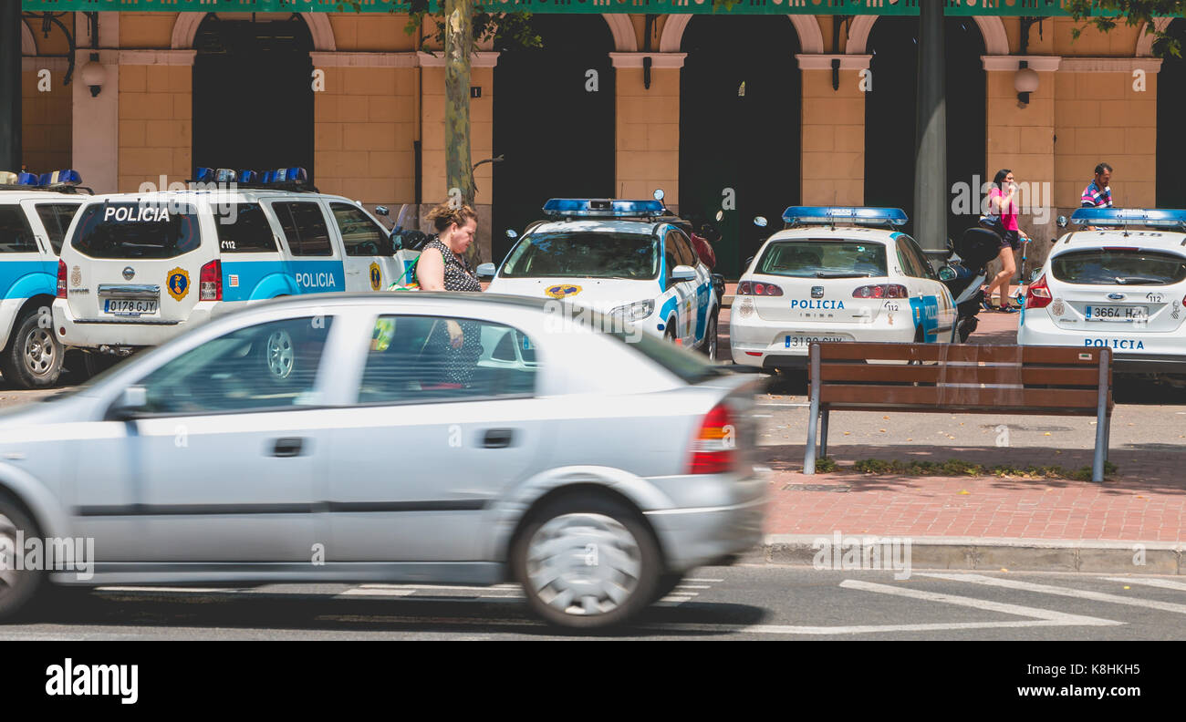 VANLENCIA, SPANIEN - 16. Juni 2017: Polizei Autos vor einer Polizeistation im Zentrum von Valencia, Spanien geparkt Stockfoto