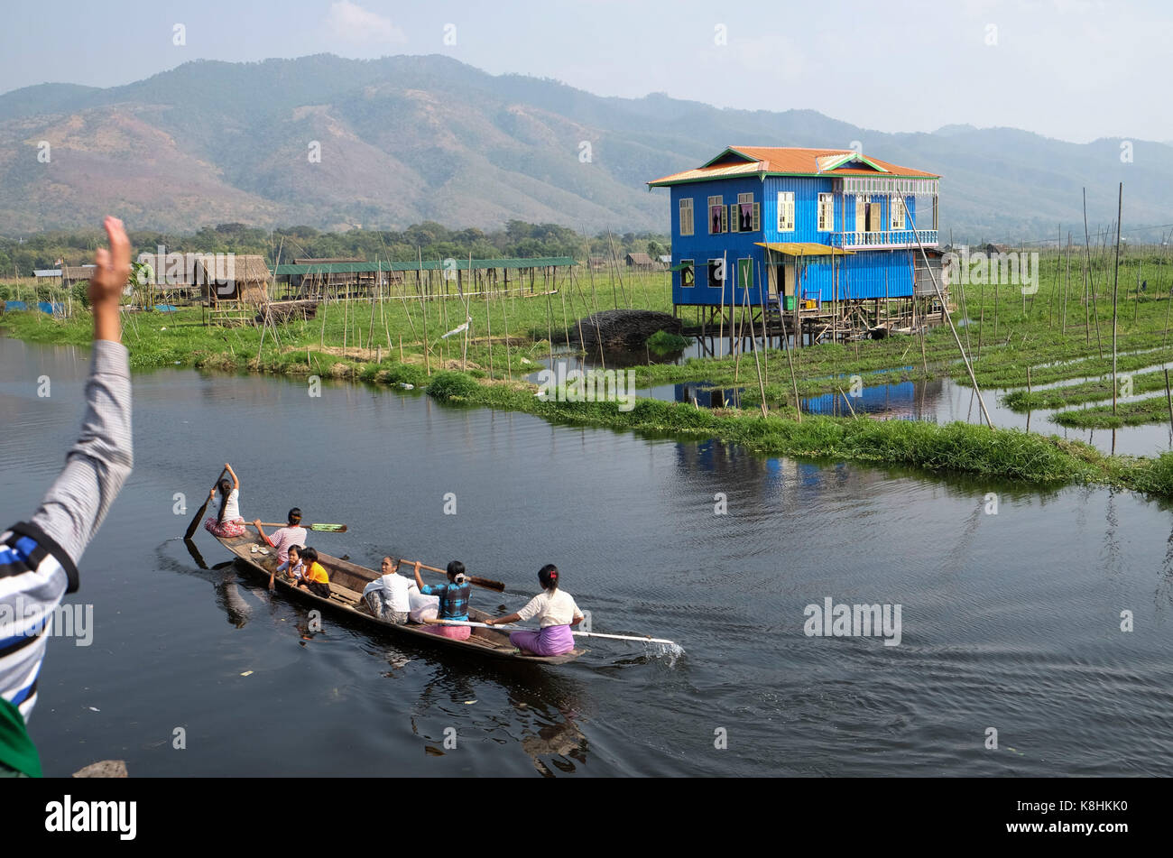 Burma, Myanmar: traditionelle Haufen Wohnung und barge im Dorf Mang Thawk, Inle See Stockfoto