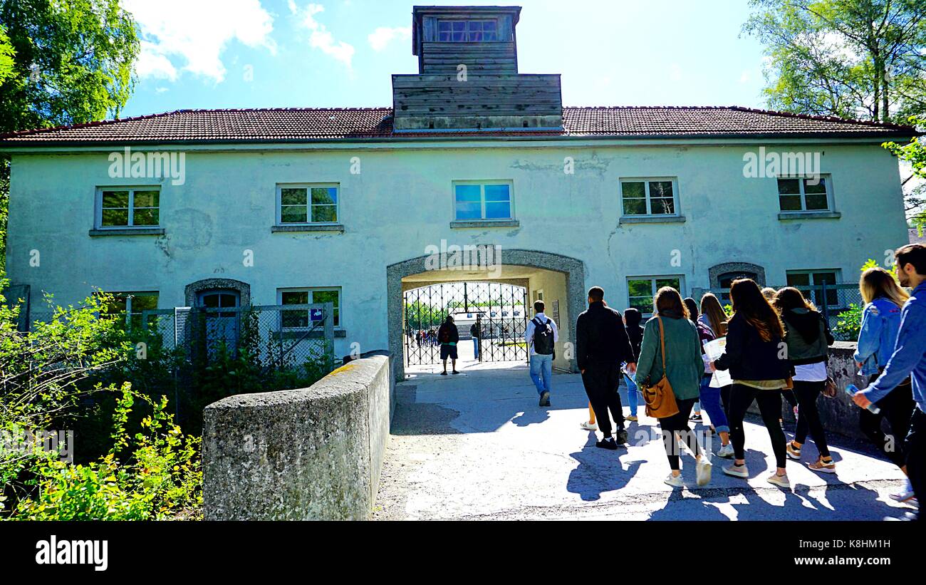 Jourhaus Tor an der KZ-Gedenkstätte Dachau in Dachau, Deutschland Stockfoto