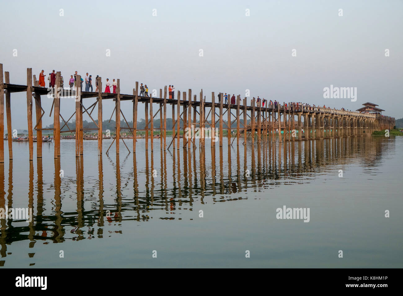 Burma, Myanmar, Amarapura: Passanten, die auf der U-Bein Brücke über den Taungthaman See Stockfoto