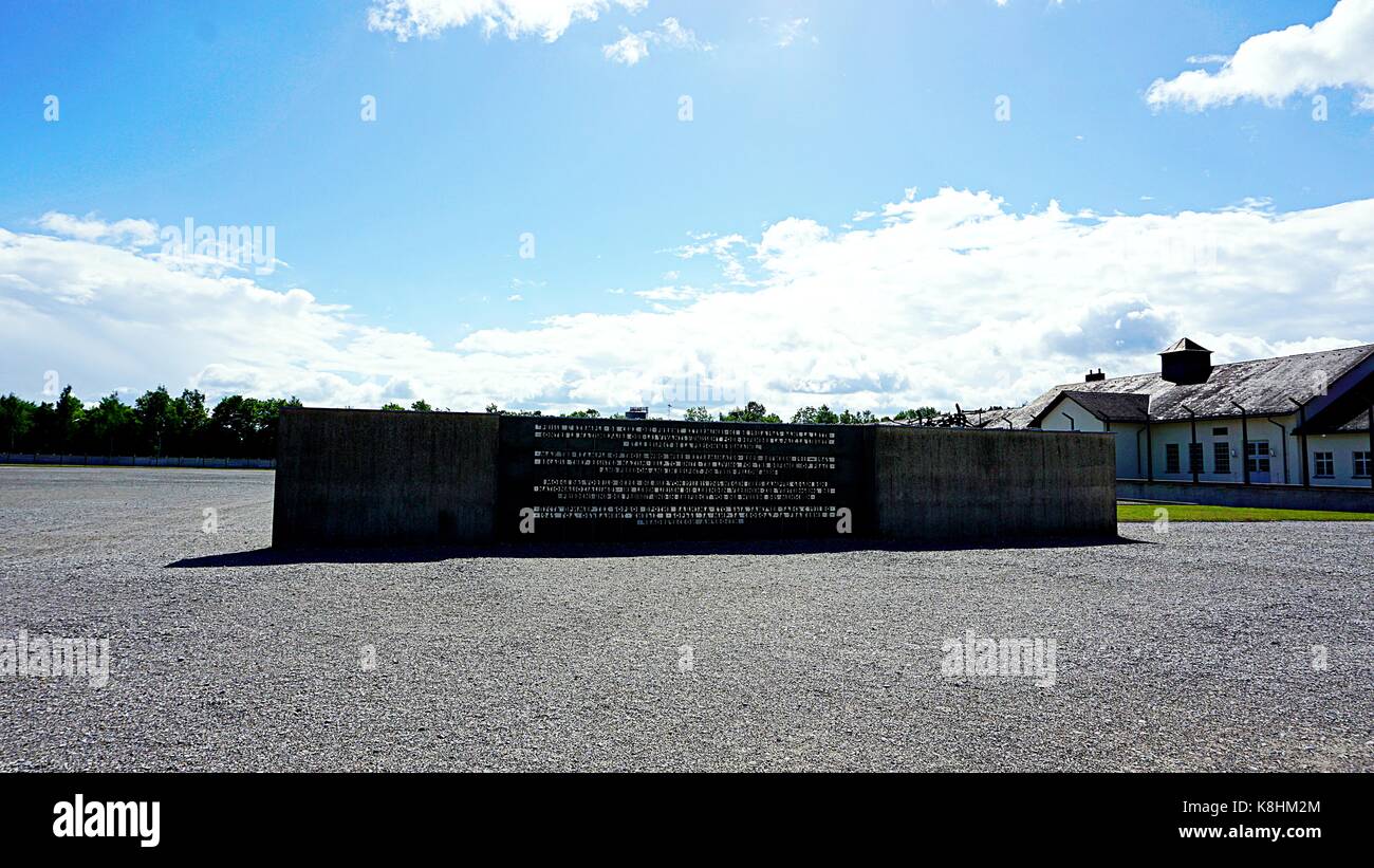 Eine Mauer der Erinnerung "Nie wieder" in mehreren Sprachen in KZ-Gedenkstätte in Dachau geschrieben, Deutschland Stockfoto