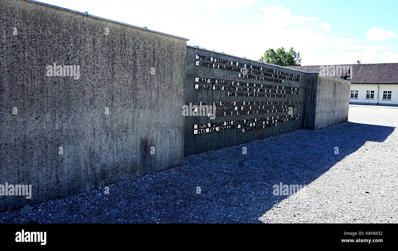 Eine Mauer der Erinnerung "Nie wieder" in mehreren Sprachen in KZ-Gedenkstätte in Dachau geschrieben, Deutschland Stockfoto