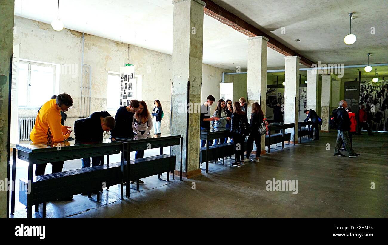 Die Studenten lernen aus Anzeige Ausstellungen im Museum in der KZ-Gedenkstätte Dachau, Dachau, Deutschland Stockfoto