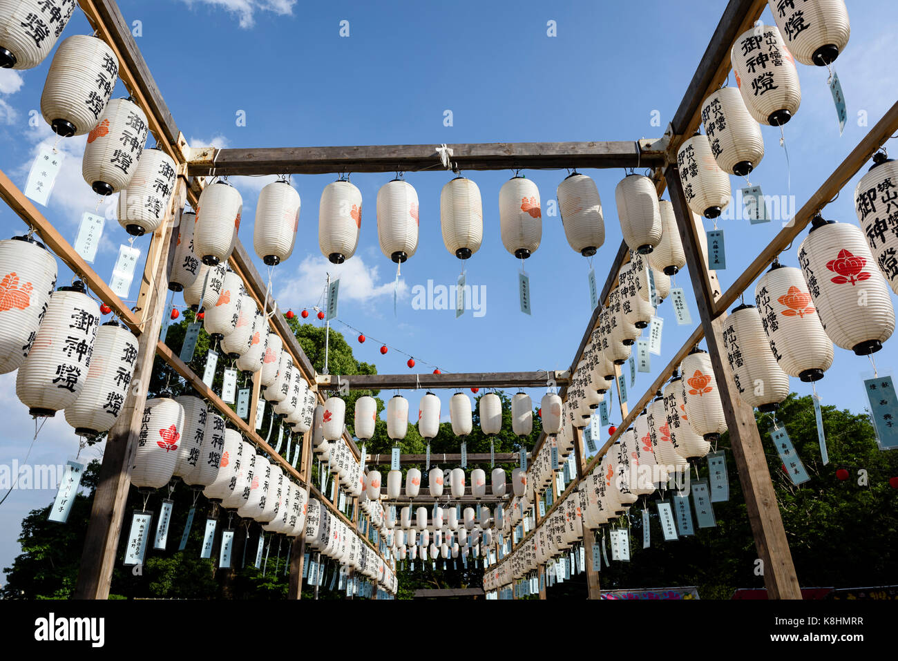 EDITORIAL Chochin Laternen hängen an einem Schrein in Nagoya, Japan, vor dem Beginn des Juli Bon feiern. Bon ist ein traditioneller japanischer Urlaub statt Stockfoto