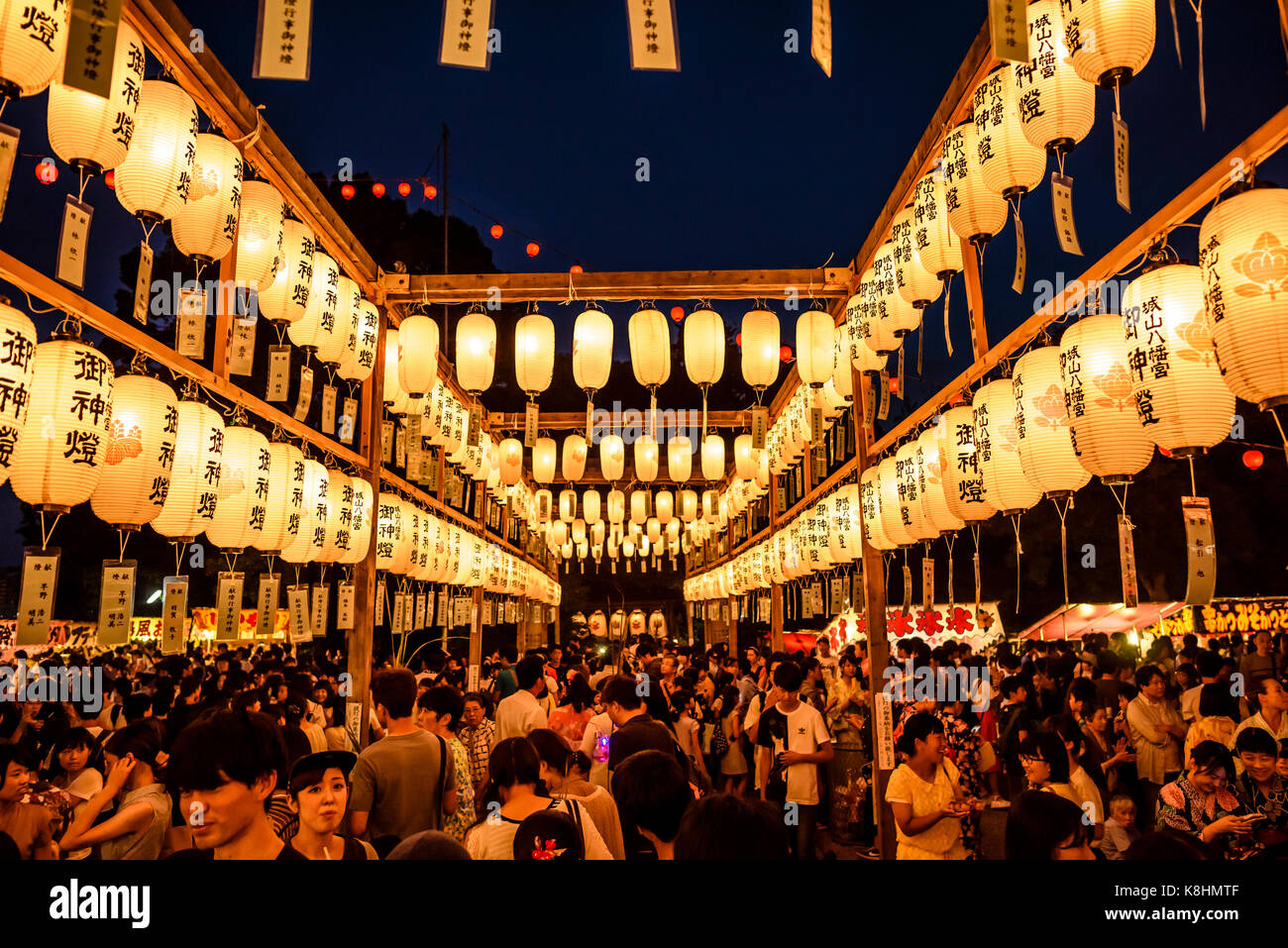 EDITORIAL Chochin Laternen hängen an einem Schrein in Nagoya, Japan, im Juli Bon feiern. Bon ist ein traditioneller japanischer Urlaub im Juli und August statt Stockfoto