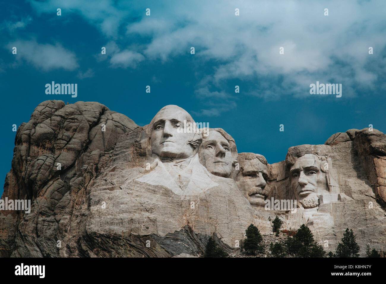 Low Angle View von Mt Rushmore National Monument gegen bewölkter Himmel Stockfoto