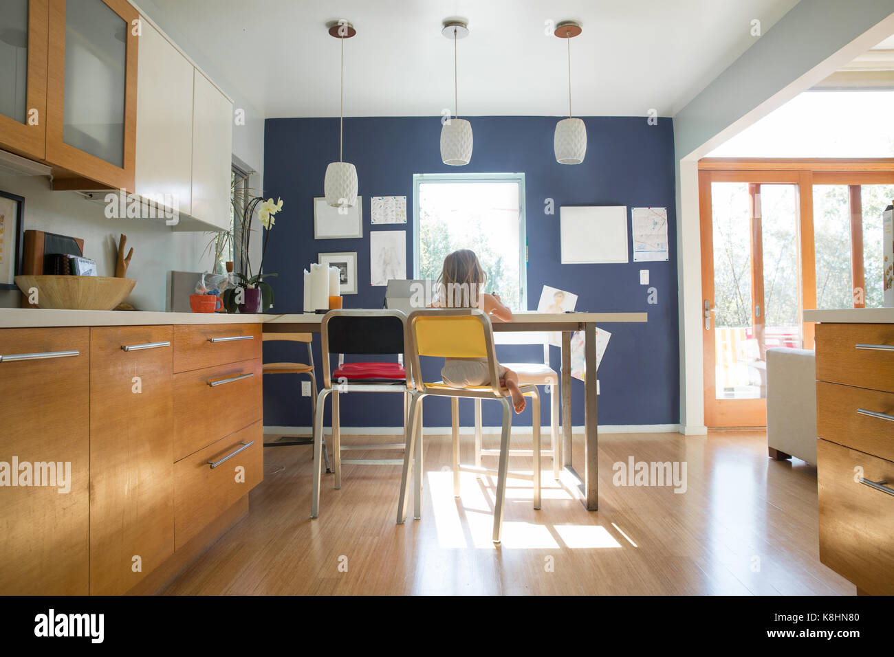 Ansicht der Rückseite des Mädchen sitzen auf Stuhl zu Hause Stockfoto