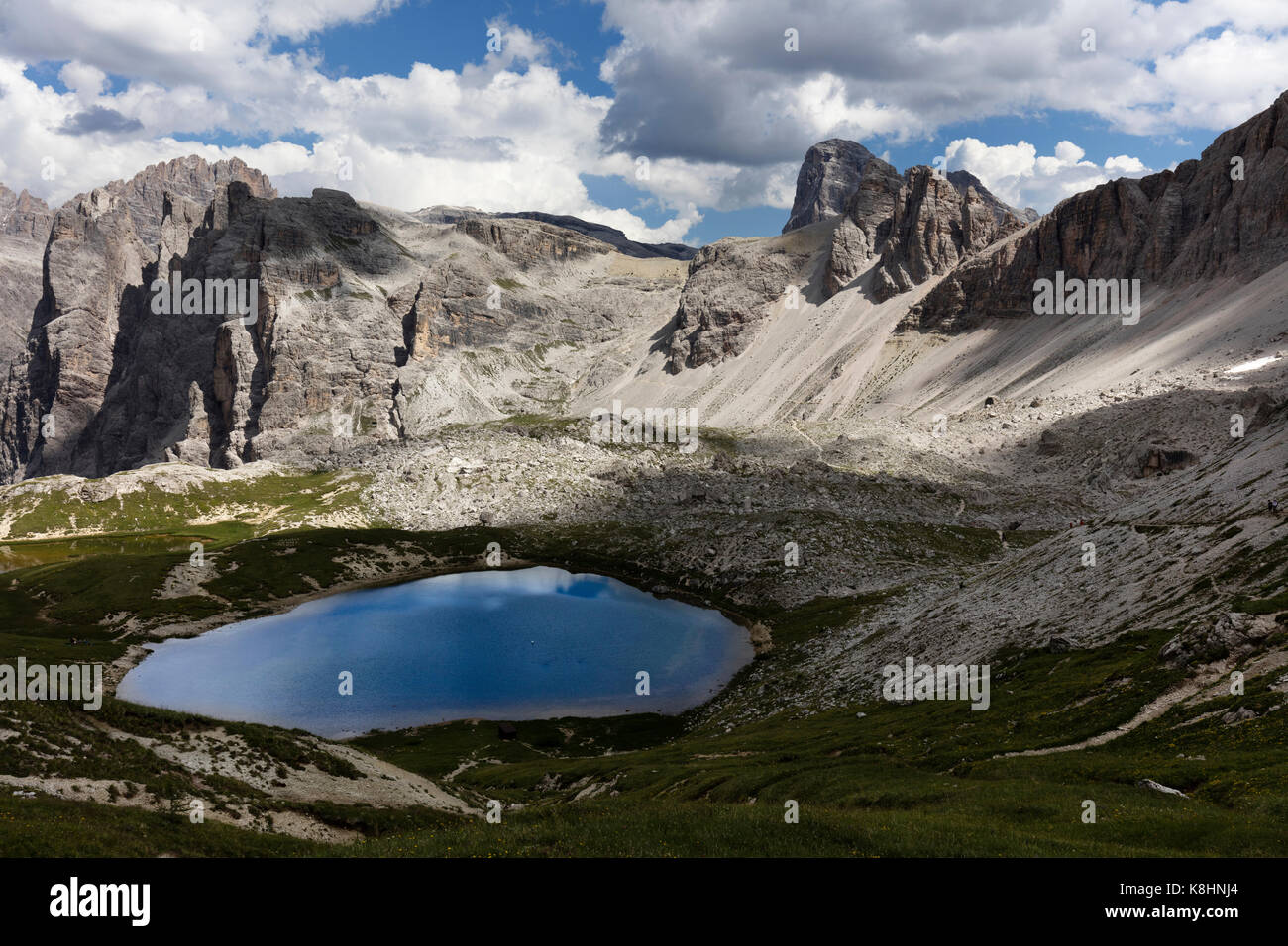 Malerischer Blick auf den See gegen Berge und bewölkter Himmel Stockfoto