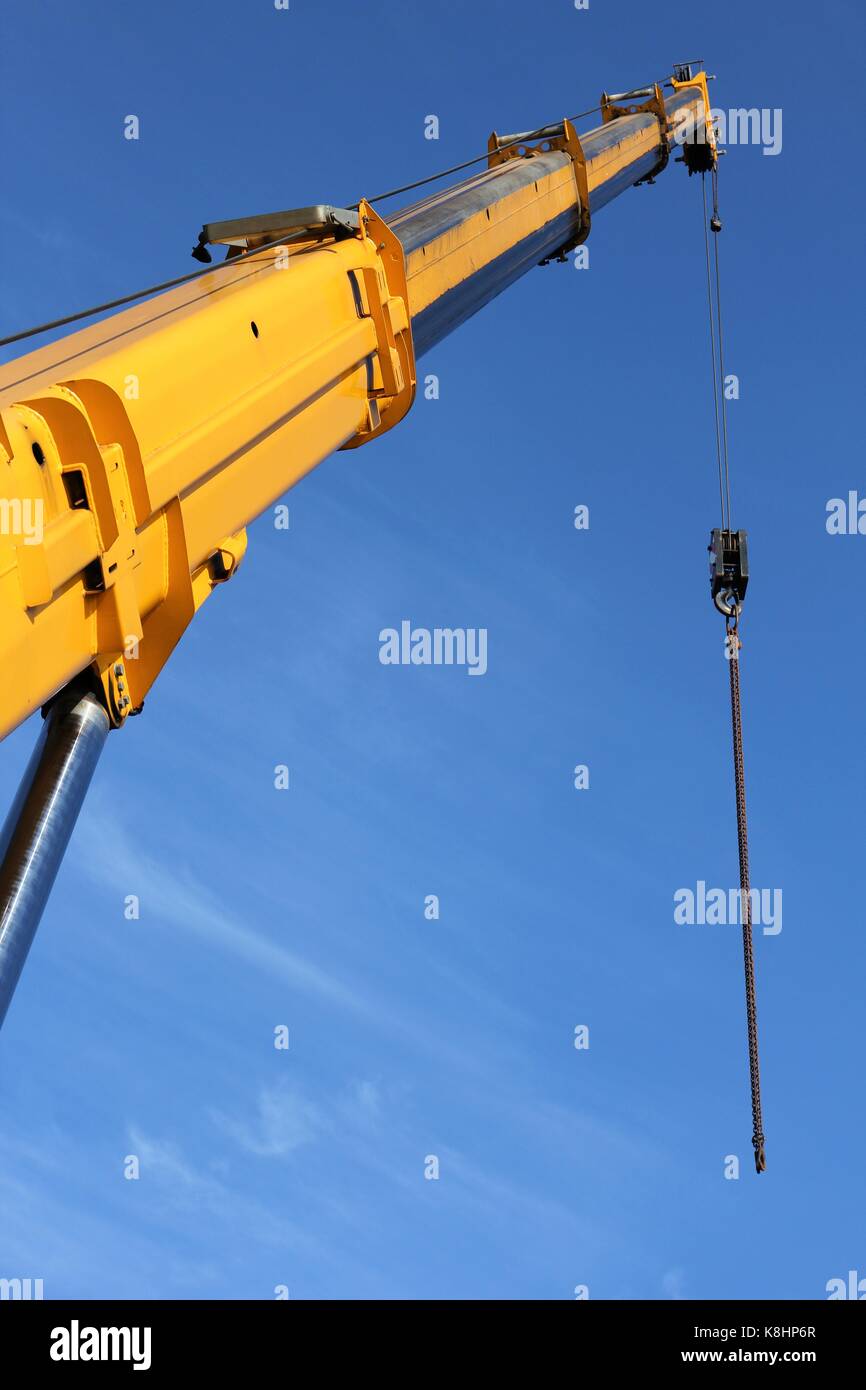 Teleskopkran gegen den blauen Himmel Stockfoto