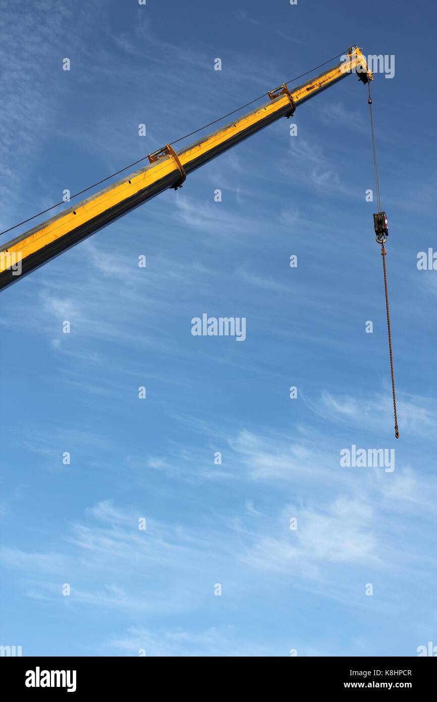 Teleskopkran gegen den blauen Himmel Stockfoto