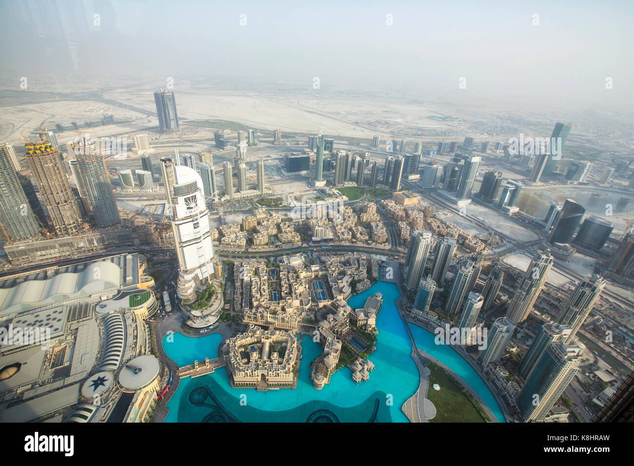 Stadtbild Blick vom Burj Khalifa bei nebligen Wetter Stockfoto