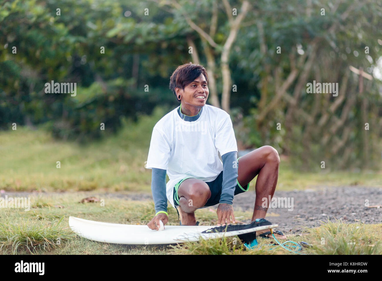 Mann weg, während Polieren surfboard Stockfoto