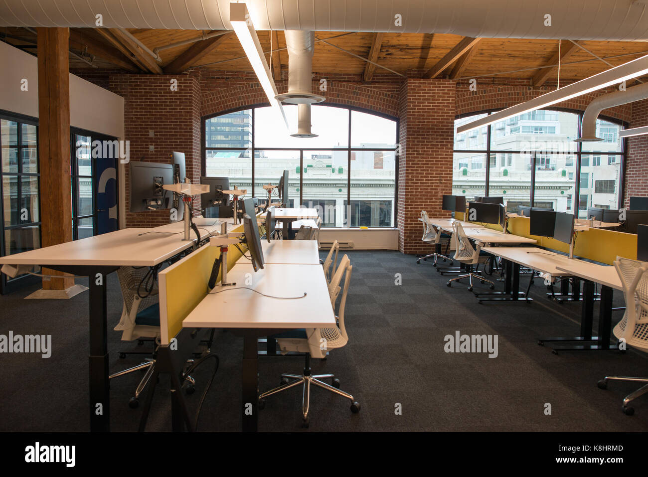 Trendigen, modernen offenen Konzept loft Büro mit großen Fenstern, Tageslicht und ein Layout Zusammenarbeit, Kreativität und Innovation zu fördern Stockfoto