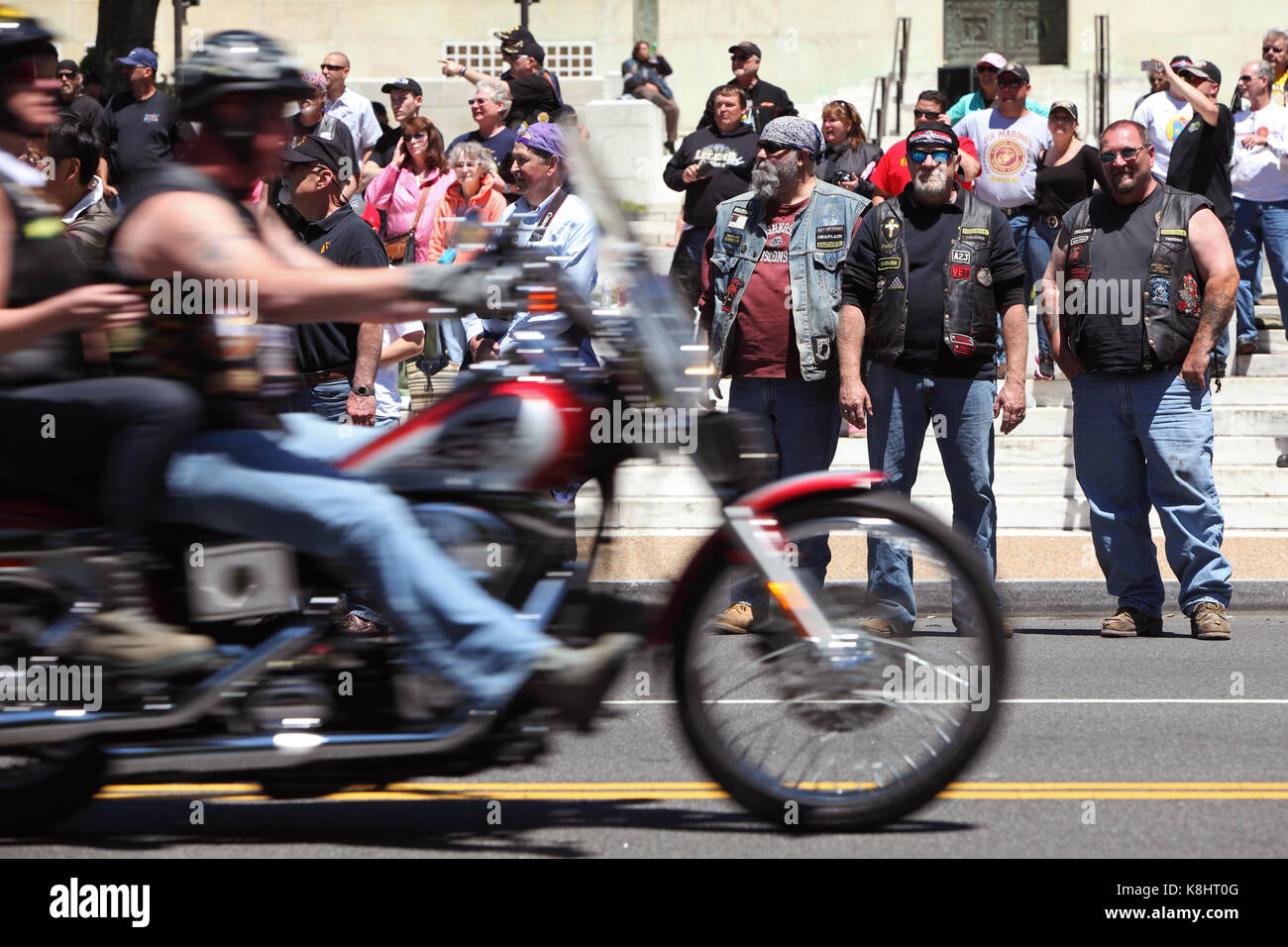 Biker Fahrt entlang der Constitution Avenue an der 26. jährlichen Rolling Thunder biker Rallye laufen in Washington, D.C. während des Memorial Day Wochenende, 2013. Stockfoto