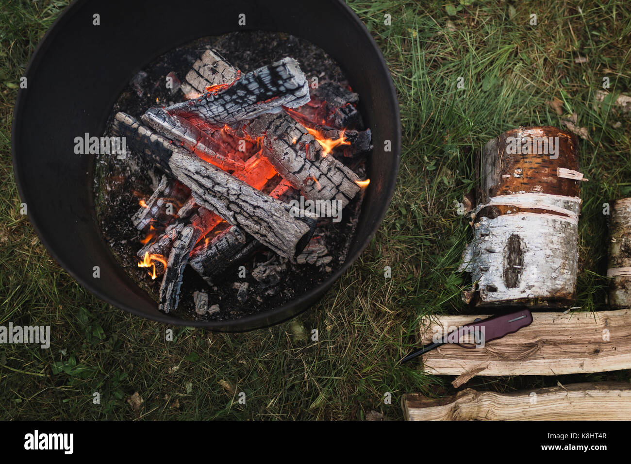 Hohe Betrachtungswinkel der Feuerstelle auf Feld Stockfoto