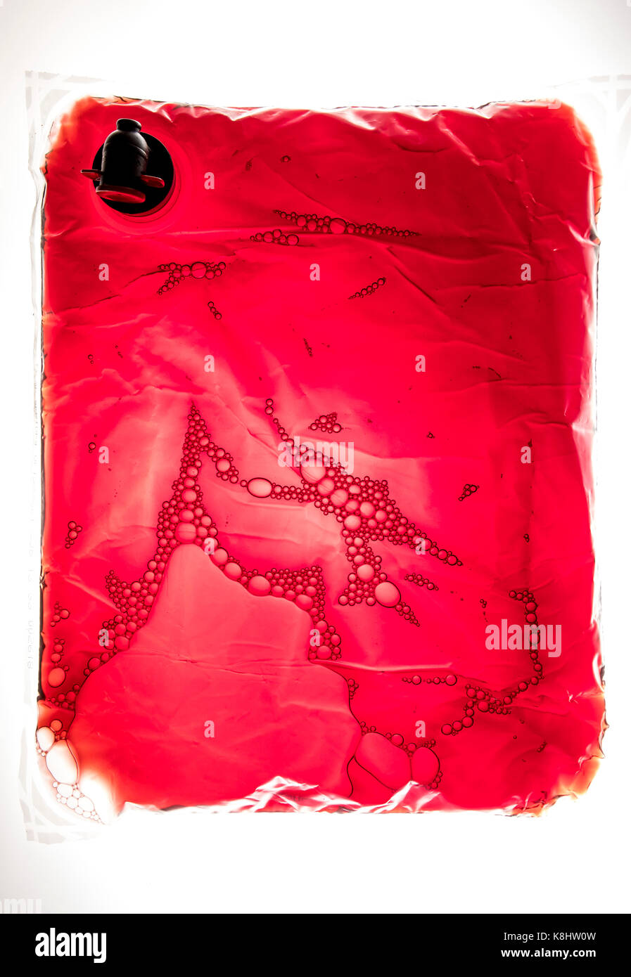 Wein pack, Plastiktüte, mit Rotwein und praktischen Verpackungen gefüllt, 5 Liter Volumen, tippen Sie auf Gerät, Stockfoto