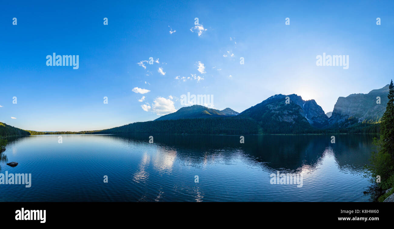 Malerischer Blick auf den See gegen Berge und Himmel Stockfoto