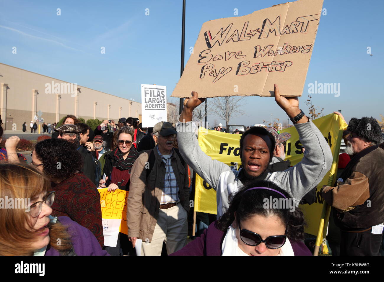 Demonstranten wie union Gruppen und 'Protest Besetzt die Wall Street" ausserhalb des Wal Mart Superstore in Seacaucus, New Jersey am 23. November 2012. Stockfoto
