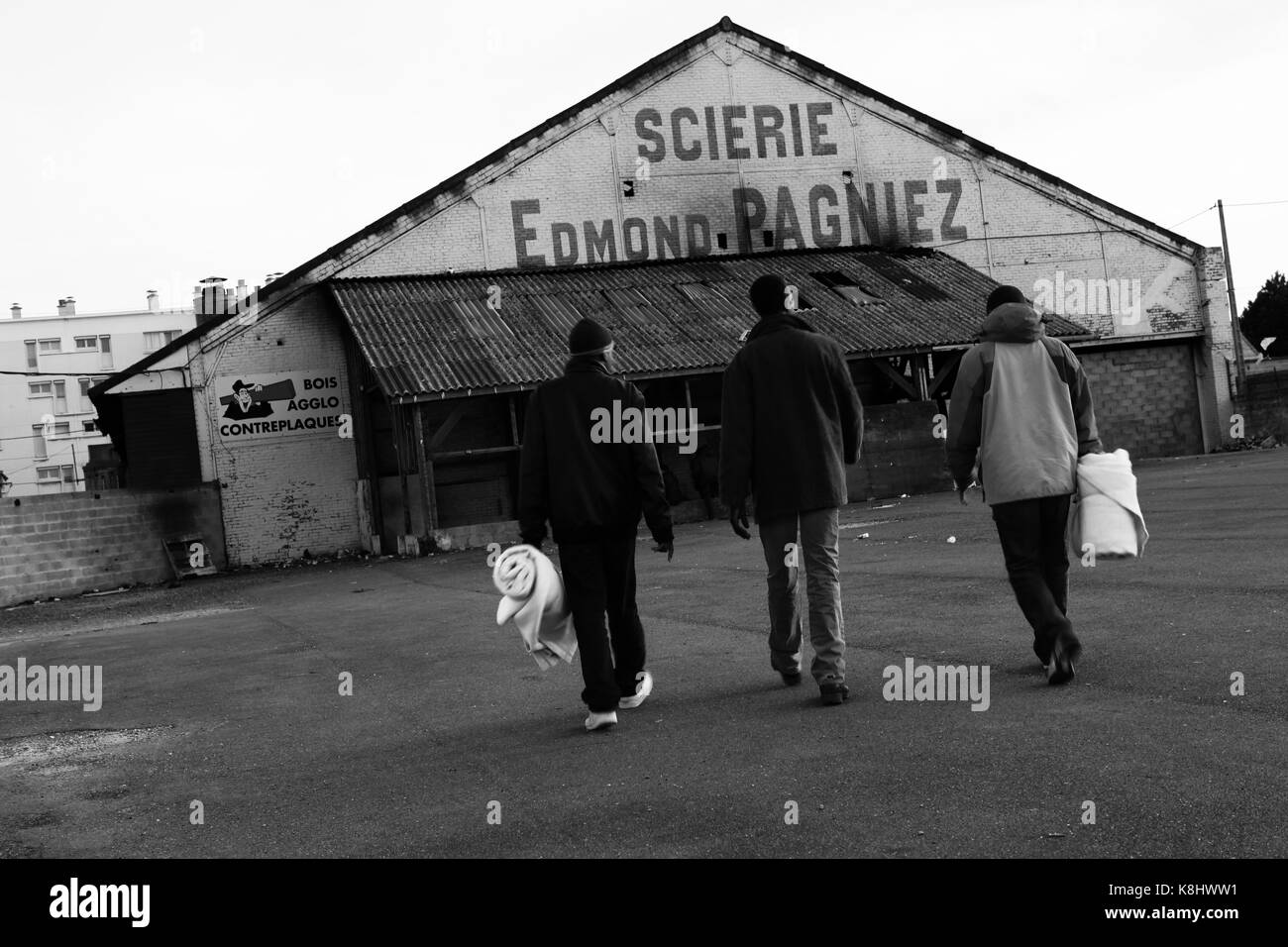 Sudanesischen Asylbewerber zurück zu einer illegalen, verlassenen Lagerhalle namens 'Afrika Haus" in Calais, Frankreich Am 6. April 2010. Afrikanische Asylbewerber verwenden Stockfoto