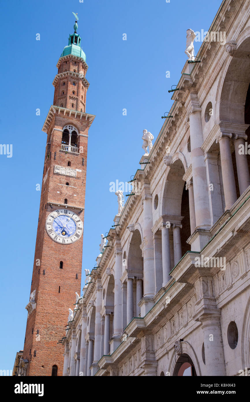 Die Basilika Palladiana und Torre di Piazza an der Piazza dei Signori in Vicenza, Italien Stockfoto