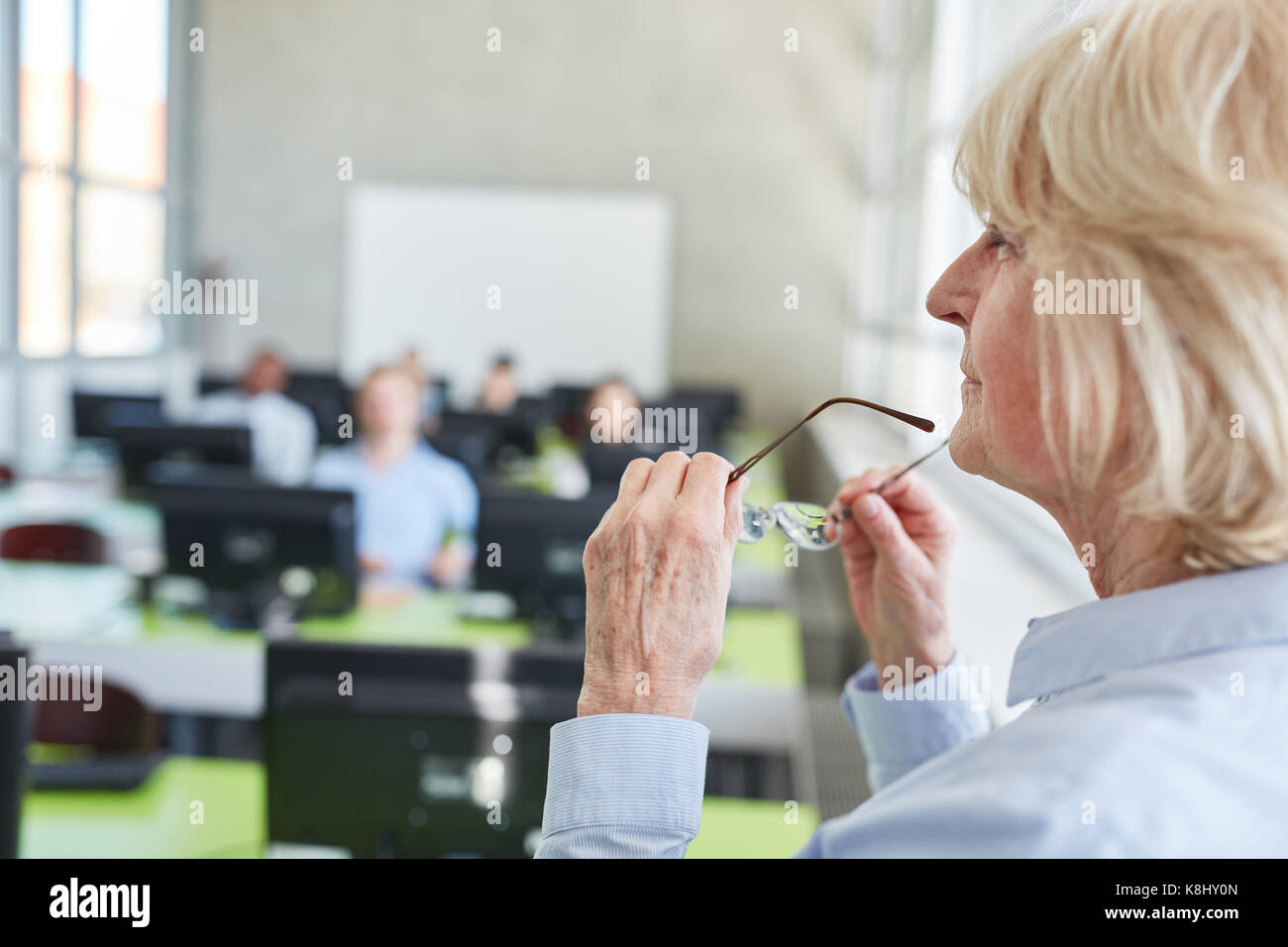 Ältere Frau als Dozent oder Lehrer in der Universität oder Hochschule Stockfoto