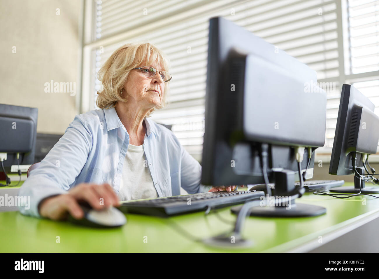 Ältere Frau Lernen und Training in Computer Kurs Stockfoto