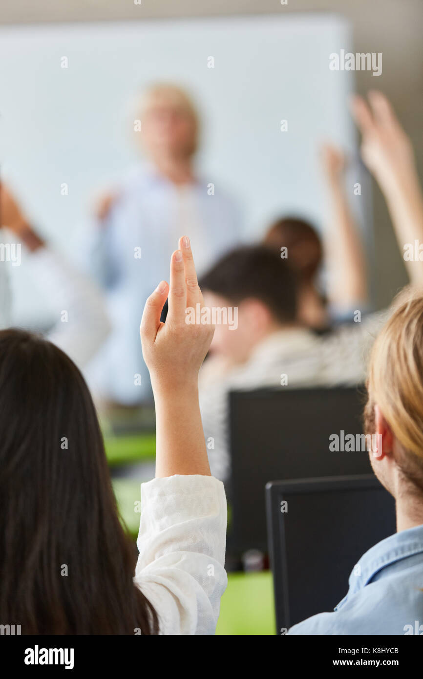 Studenten wissen Antwort auf Universität Frage während der Klasse Stockfoto