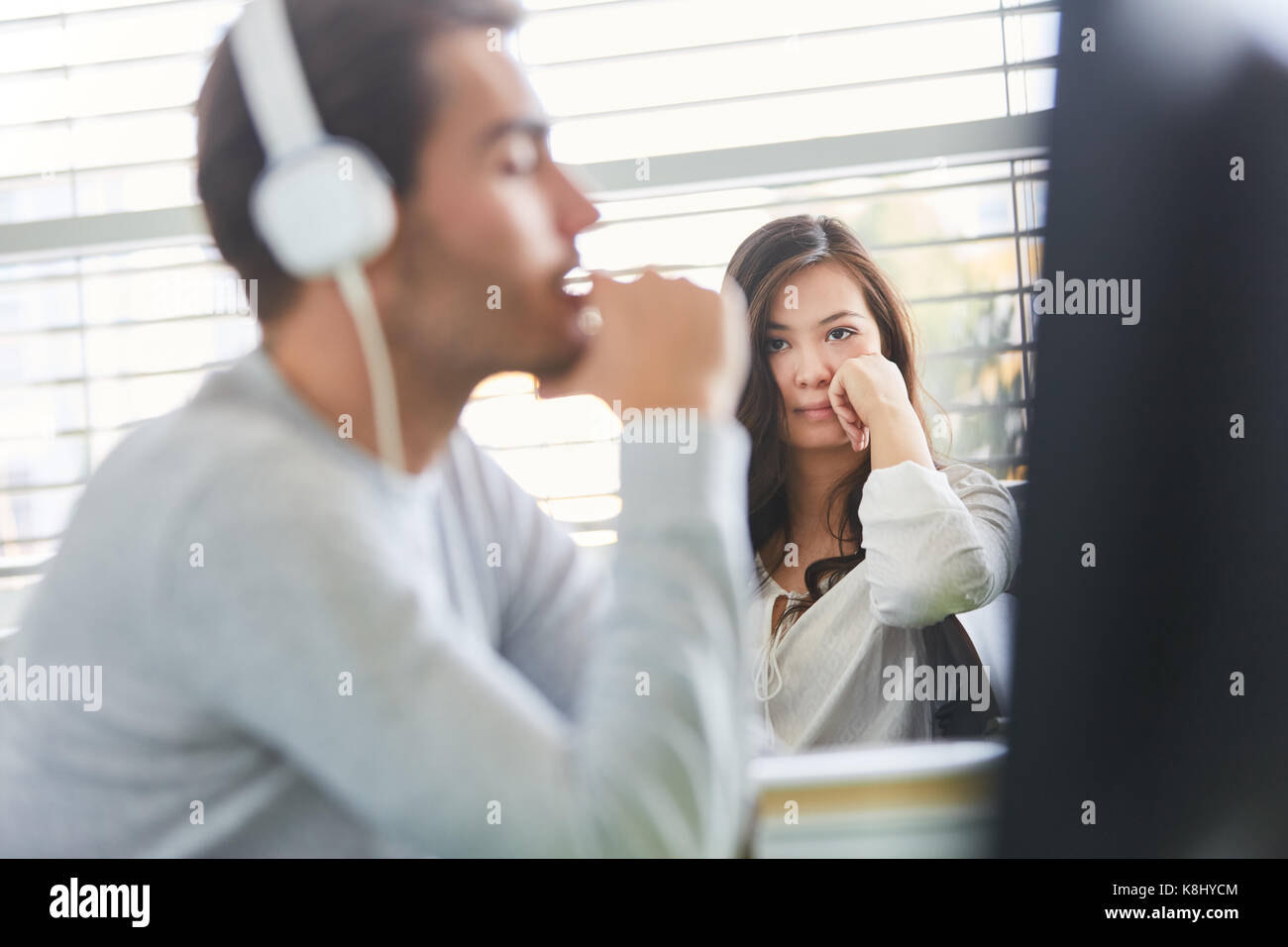 Kursteilnehmer in der e-learning Kurs mit asiatischen Mitschüler in der Universität Stockfoto