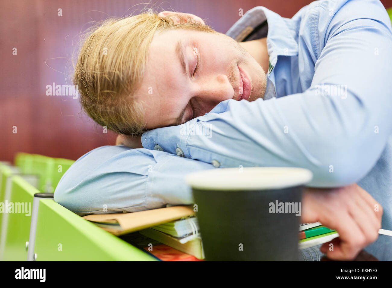 Müde und erschöpft Student schläft in der Universität Vortrag Stockfoto