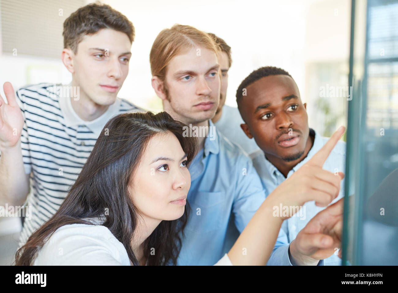 Interracial Gruppe von Studenten an Testergebnisse suchen Stockfoto