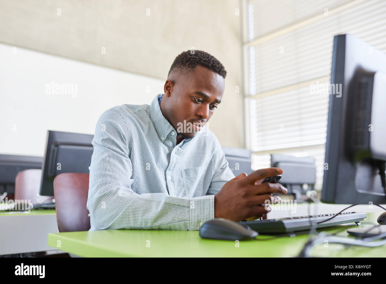 Afrikanische Menschen als Student lernt und Studien mit Konzentration Stockfoto