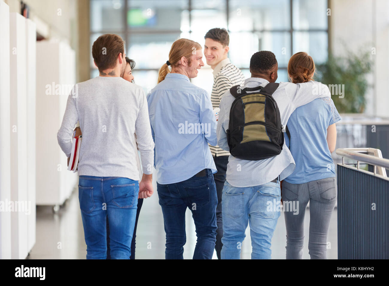 Universität Gruppe von Studenten gehen als Freunde in der Schule Flur Stockfoto