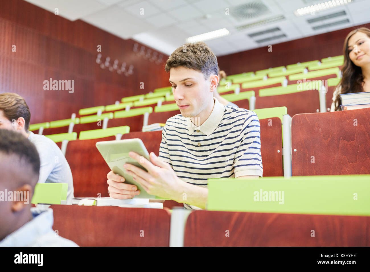 Schüler mit Tablet in der Vorlesung an der Universität Halle Stockfoto