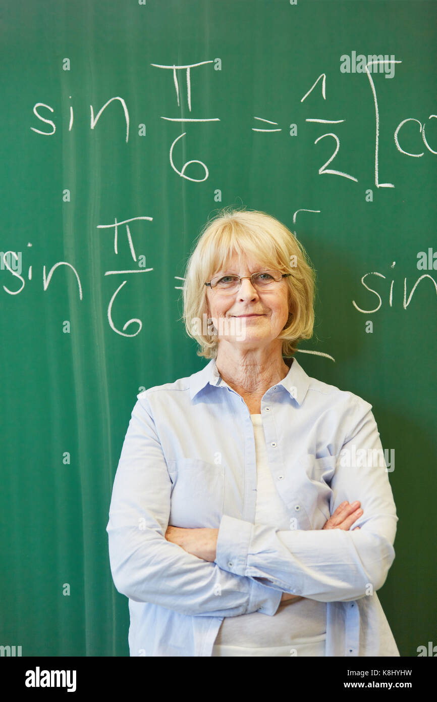 Senioar Frau als Lehrer mit Kompetenz in der Schule oder an der Universität Stockfoto
