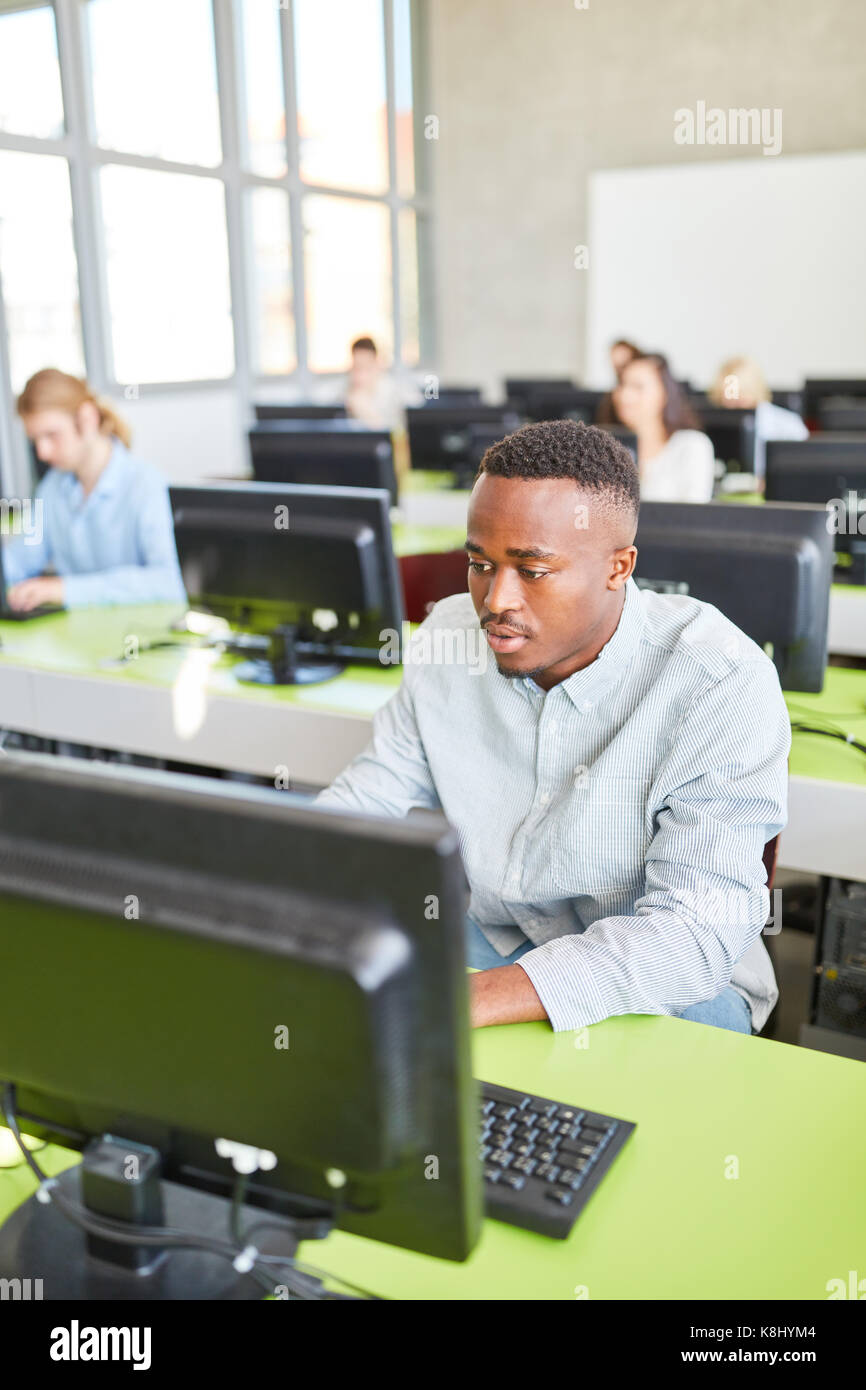 Afrikanischen Studenten in e-learning EDV-Kurs in der Universität Stockfoto
