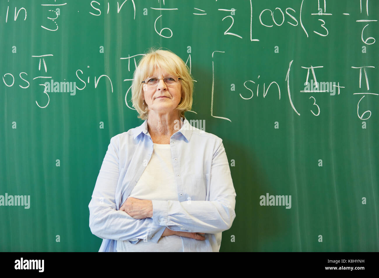 Senior lectuer Universität als Mathematiklehrer vor der Tafel Stockfoto