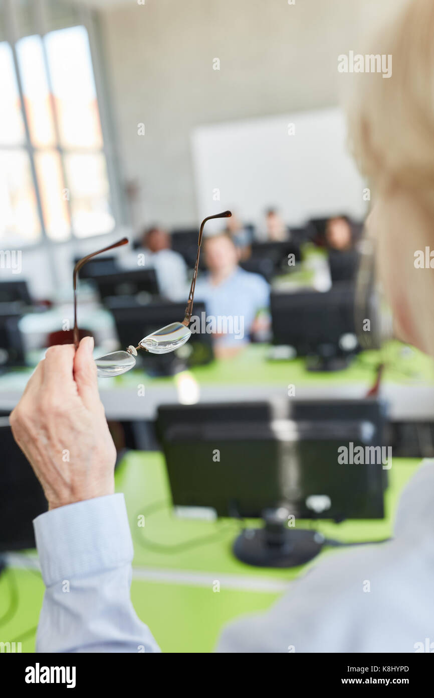 Ältere Frau mit Brille als Lehrer oder Dozent in der Universität Stockfoto