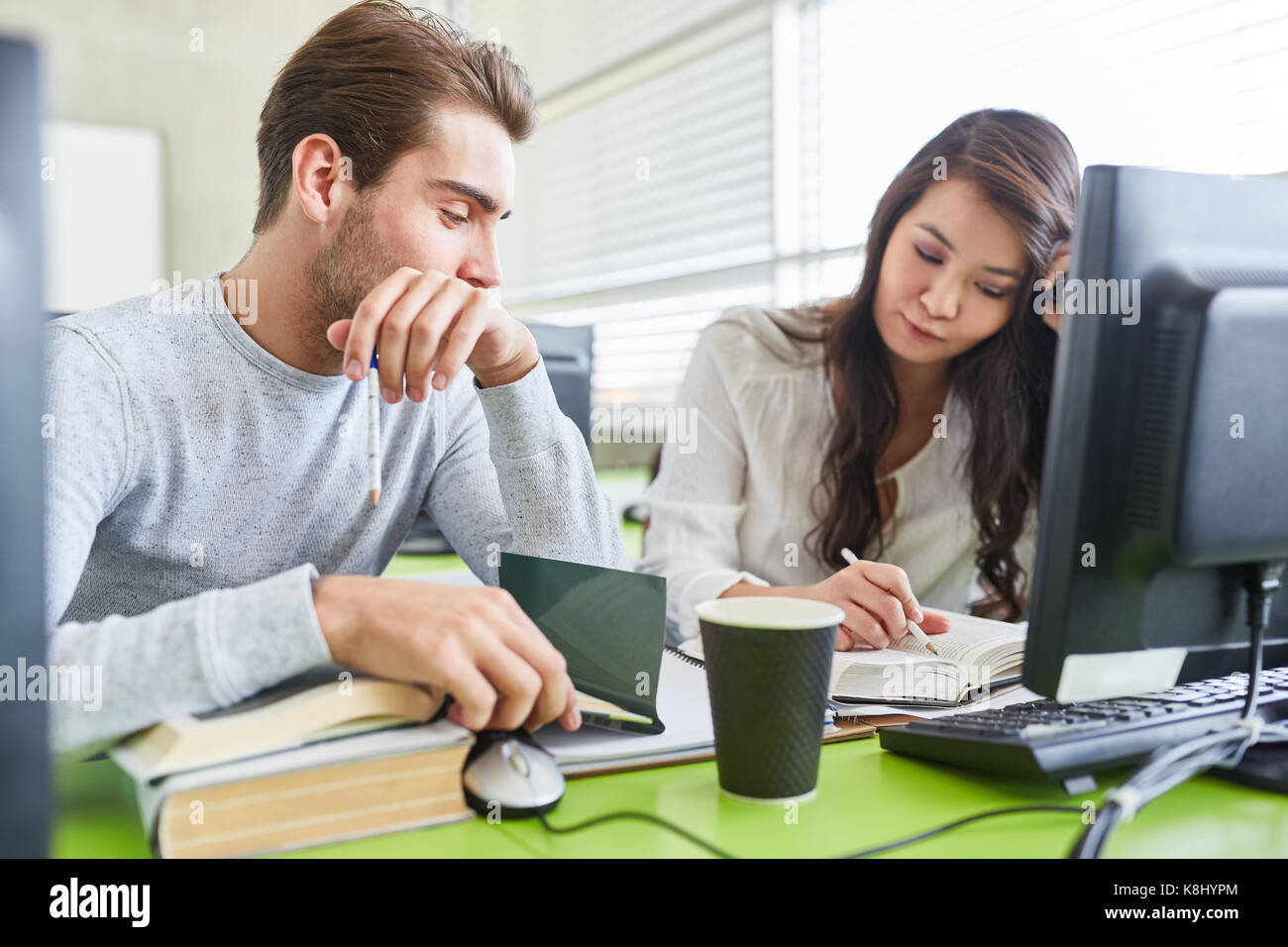 Zwei Studenten studieren gemeinsam für die Test in der Universität Klassenzimmer Stockfoto