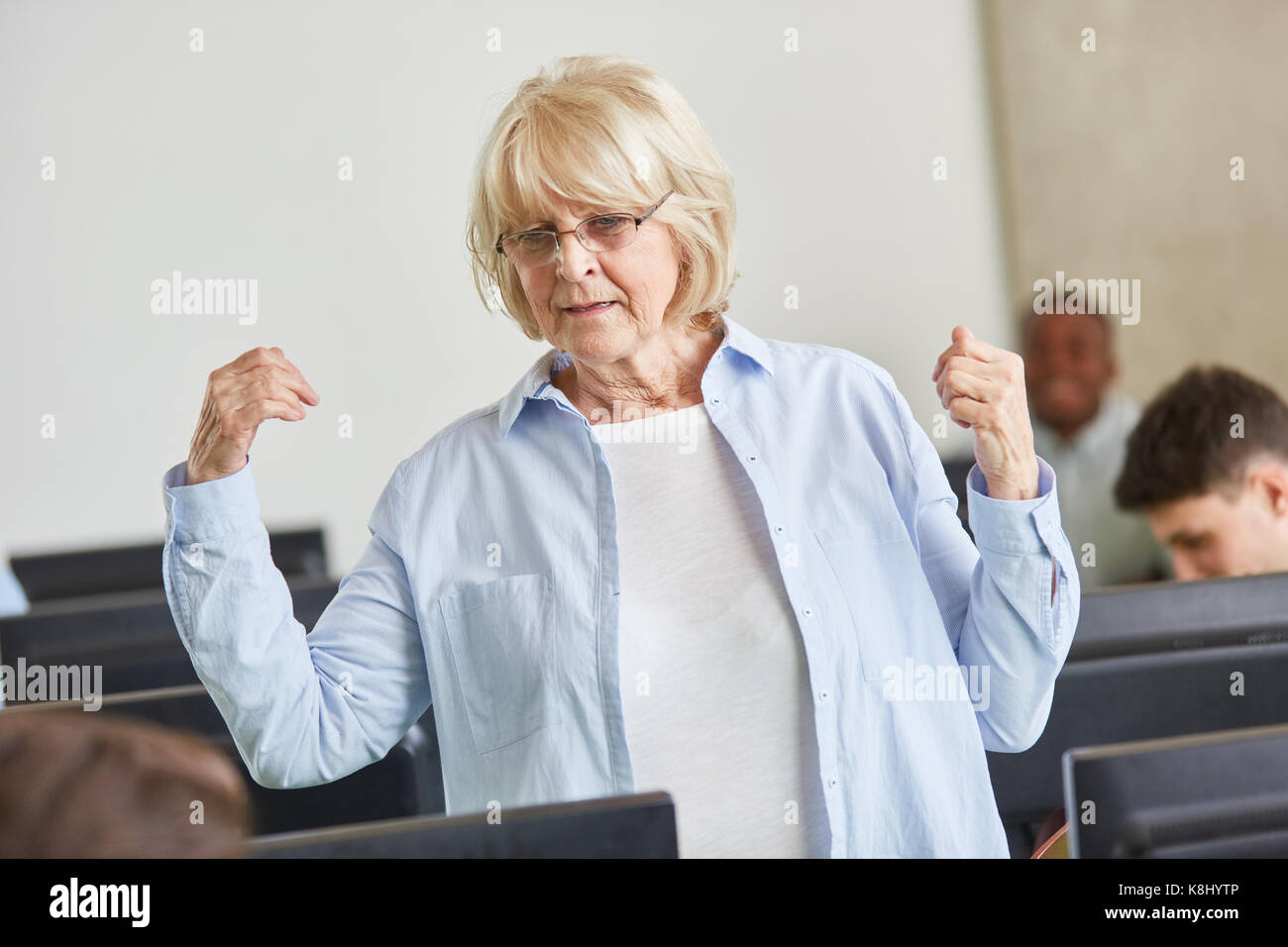 Ältere Frau als Dozent mit Erfahrung und Kompetenz in der Universität Stockfoto