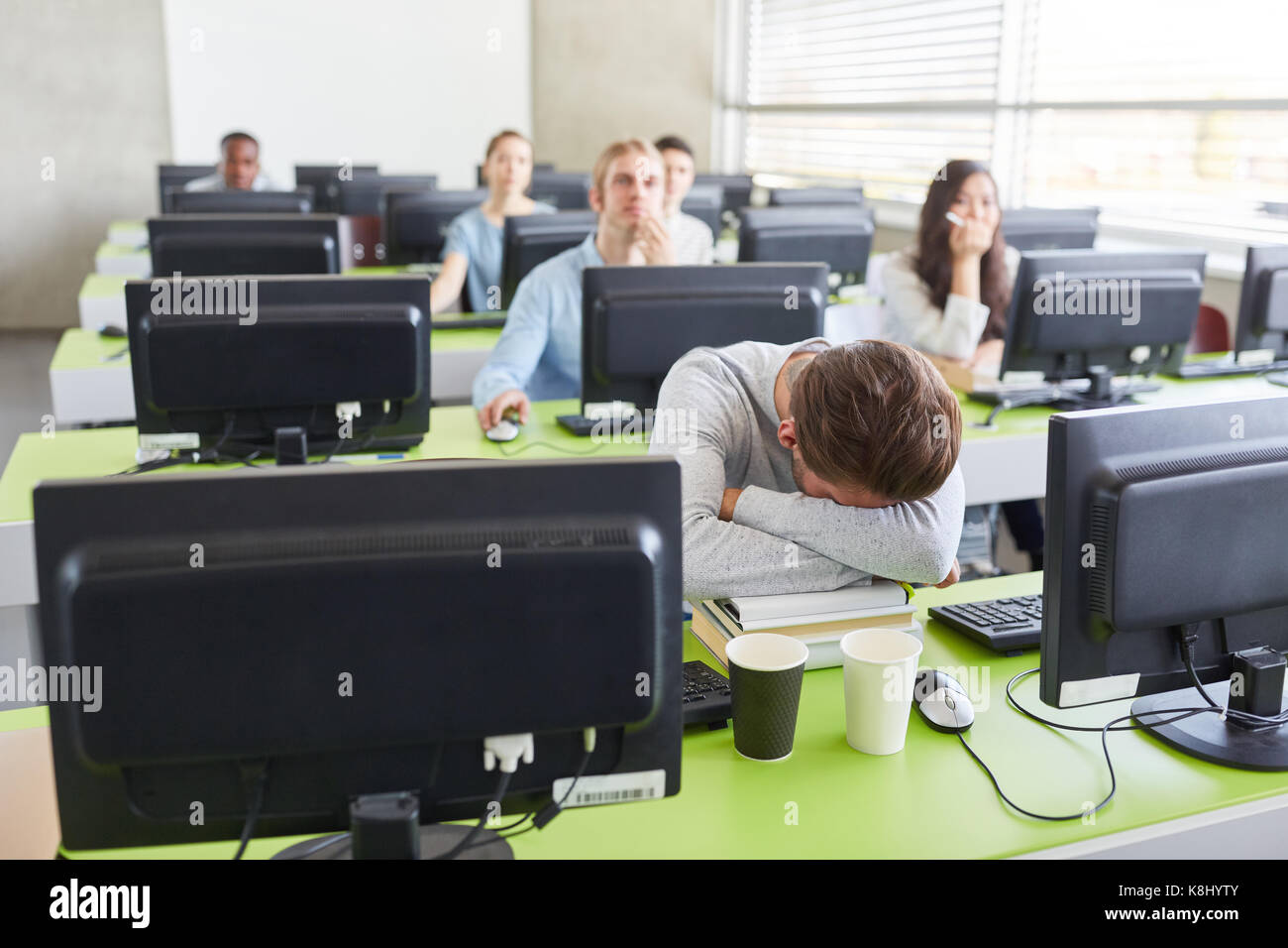 Schüler mit Erschöpfung oder Faulheit schläft in der Klasse Stockfoto