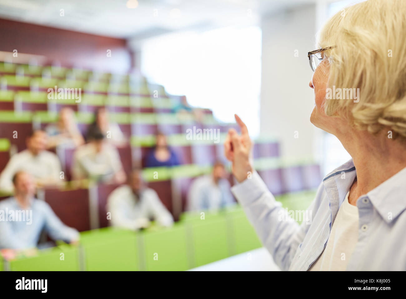 Ältere Frau als Hochschullehrer lehre Didaktik in der Schule Hörsaal Stockfoto