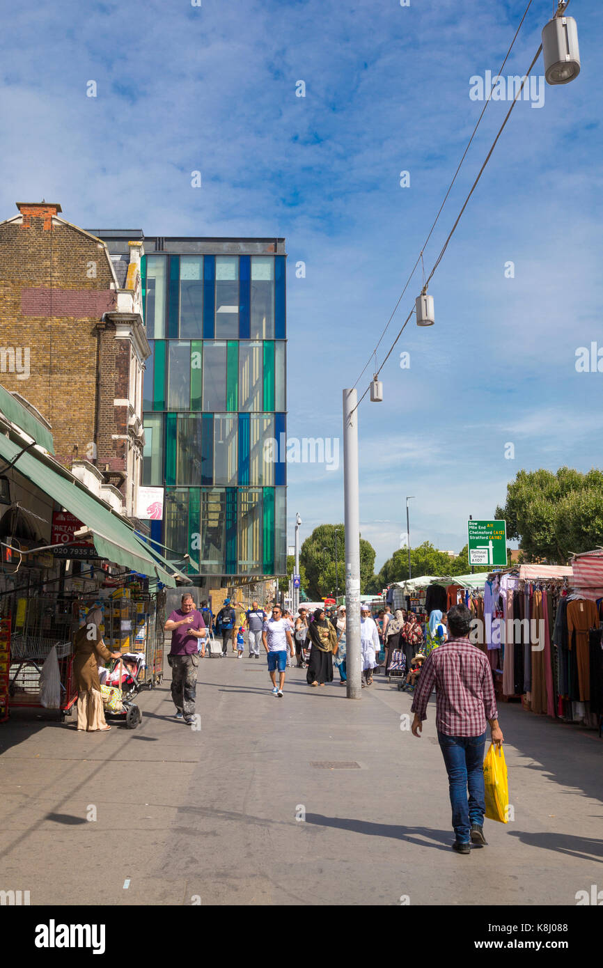 Whitechapel Road Market mit dem modernen Idea Store-Gebäude im Hintergrund, London, Großbritannien Stockfoto