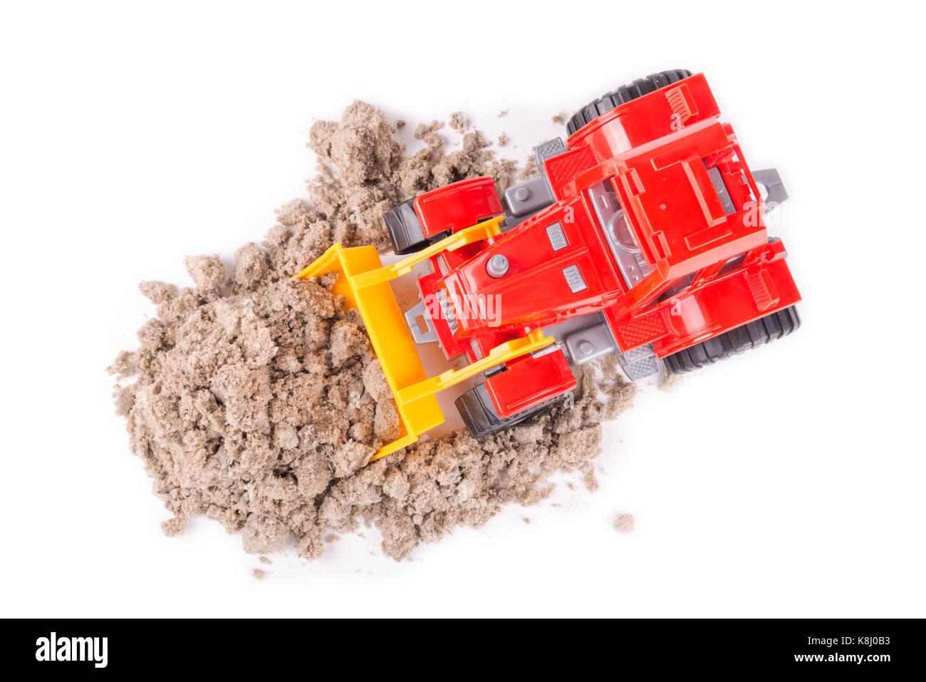roter Spielzeug-Traktor auf einem weißen Hintergrund Stockfoto